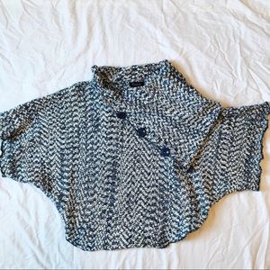 NWOT Papillon blue and white poncho